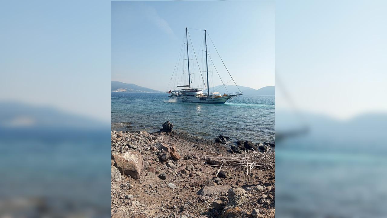 Bodrum'da 41 metrelik yelkenli tekne karaya oturdu