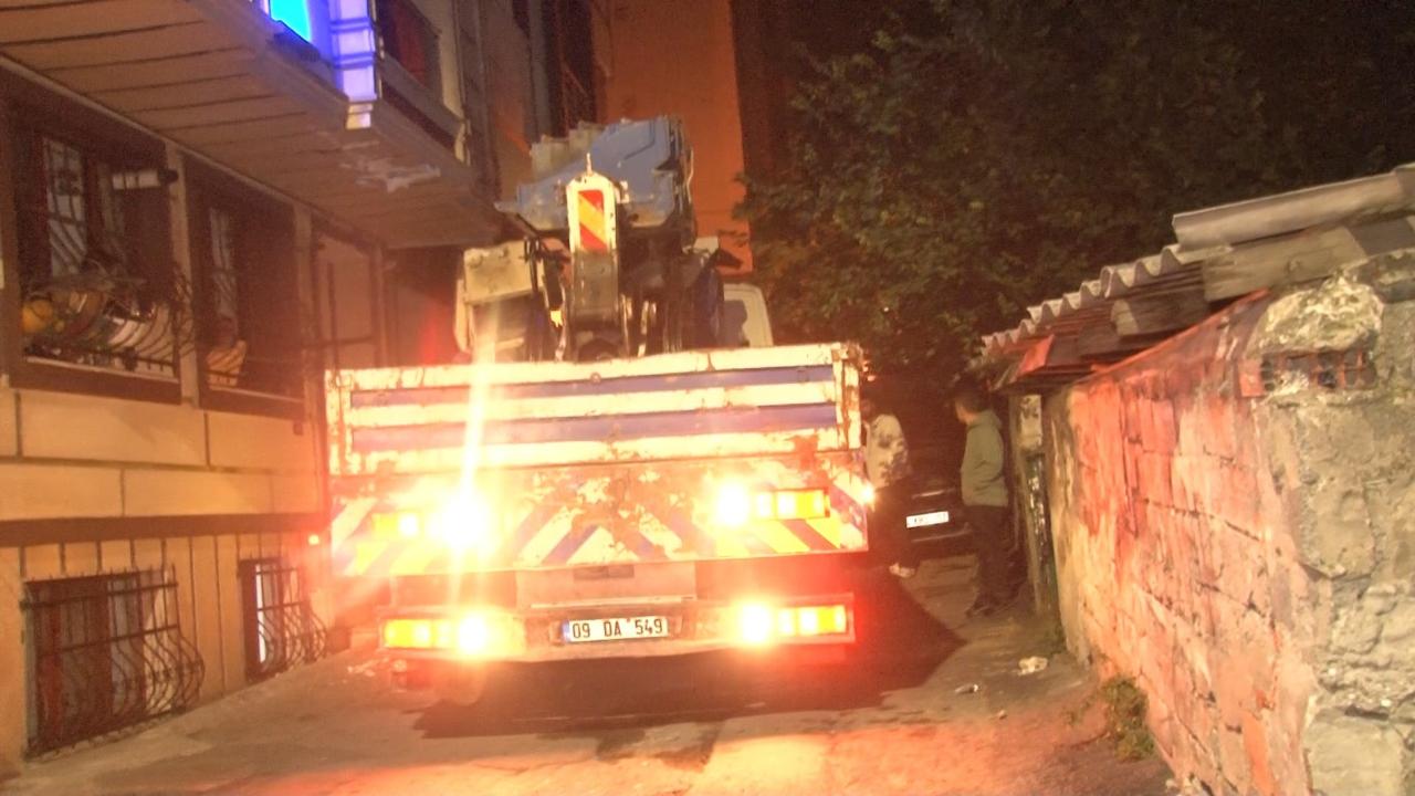 Kontrolden çıkan vinç otomobillere ve binaya çarptı