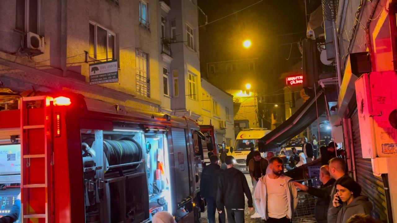 Beyoğlu'nda havai fişekten yangın çıktı: Yangında mahsur kalan 8 kişi kurtarıldı