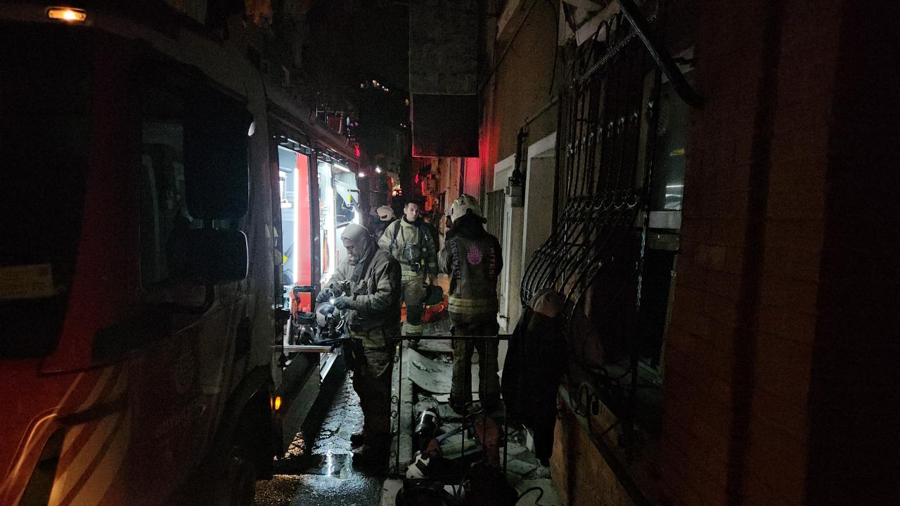 Beyoğlu'nda yangın çıkan binada mahsur kalan 4 kişi kurtarıldı
