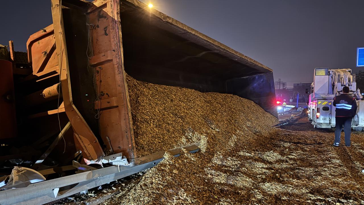 Kocaeli'de yonga yüklü tır devrildi