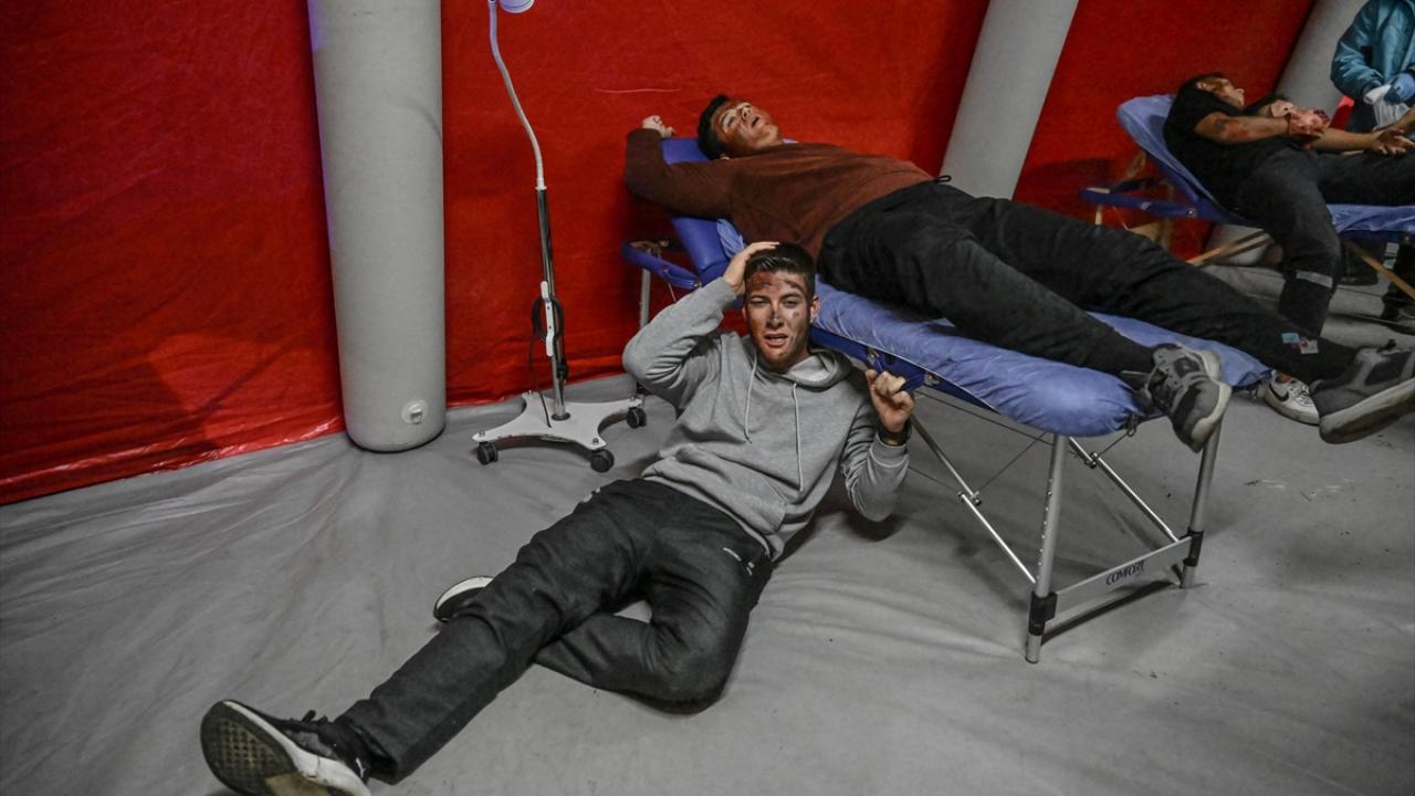 Tatbikatta gönüllü öğrenciler görev aldı