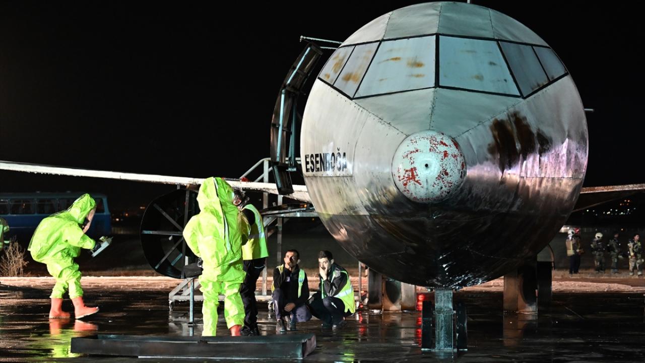 Tatbikatta kullanılan uçak maketini personel yaptı