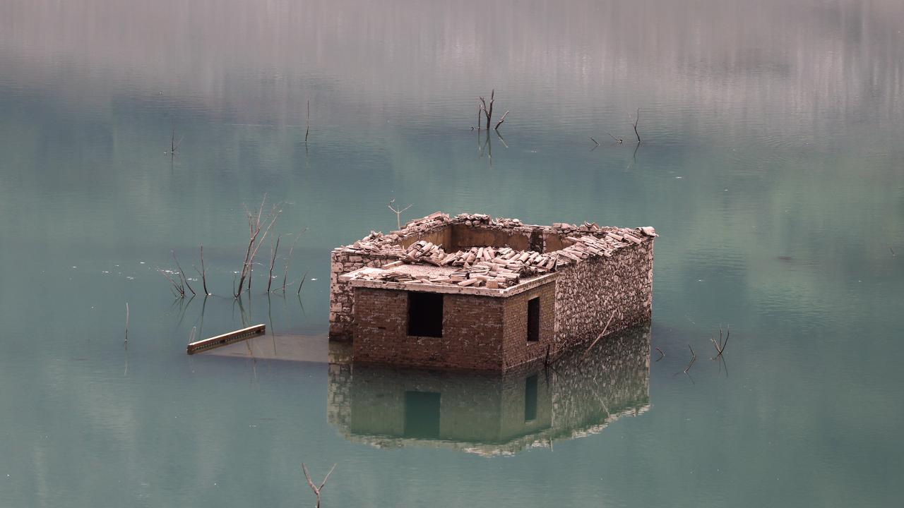 Suyu azalan gölde, eskiden su altında kalan köyün büyük bölümü yeniden gün yüzüne çıktı