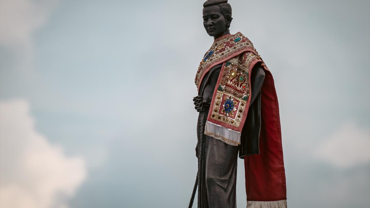 Efsanevi Büyükanne Mo Heykeli