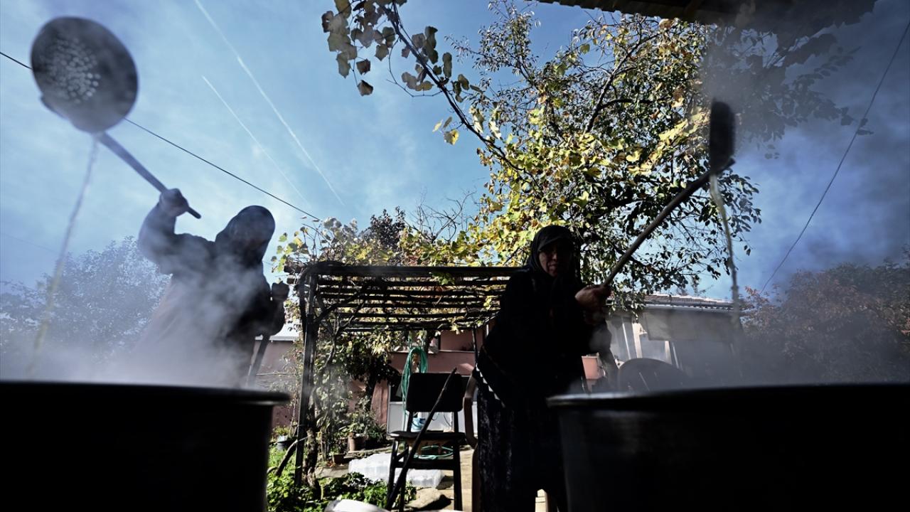 Devlet desteğiyle şeker kamışı eken kadın girişimci yılda 1 ton pekmez üretiyor