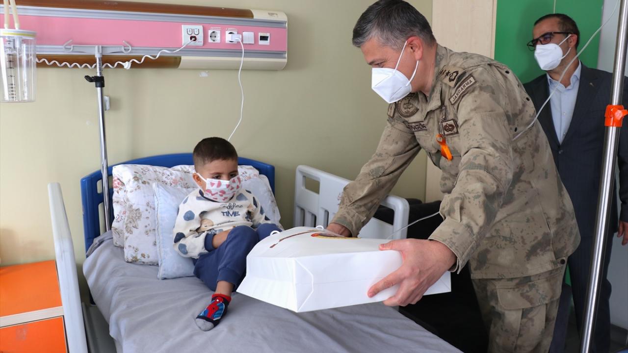 Lösemiyle savaşan çocuklara jandarmadan sevgi dolu sürpriz