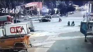 Adana'da kırmızı ışıkta geçen otomobil motosiklete çarptı