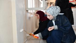 Batman'da üniversite öğrencileri köy okulunun sınıfını boyadı