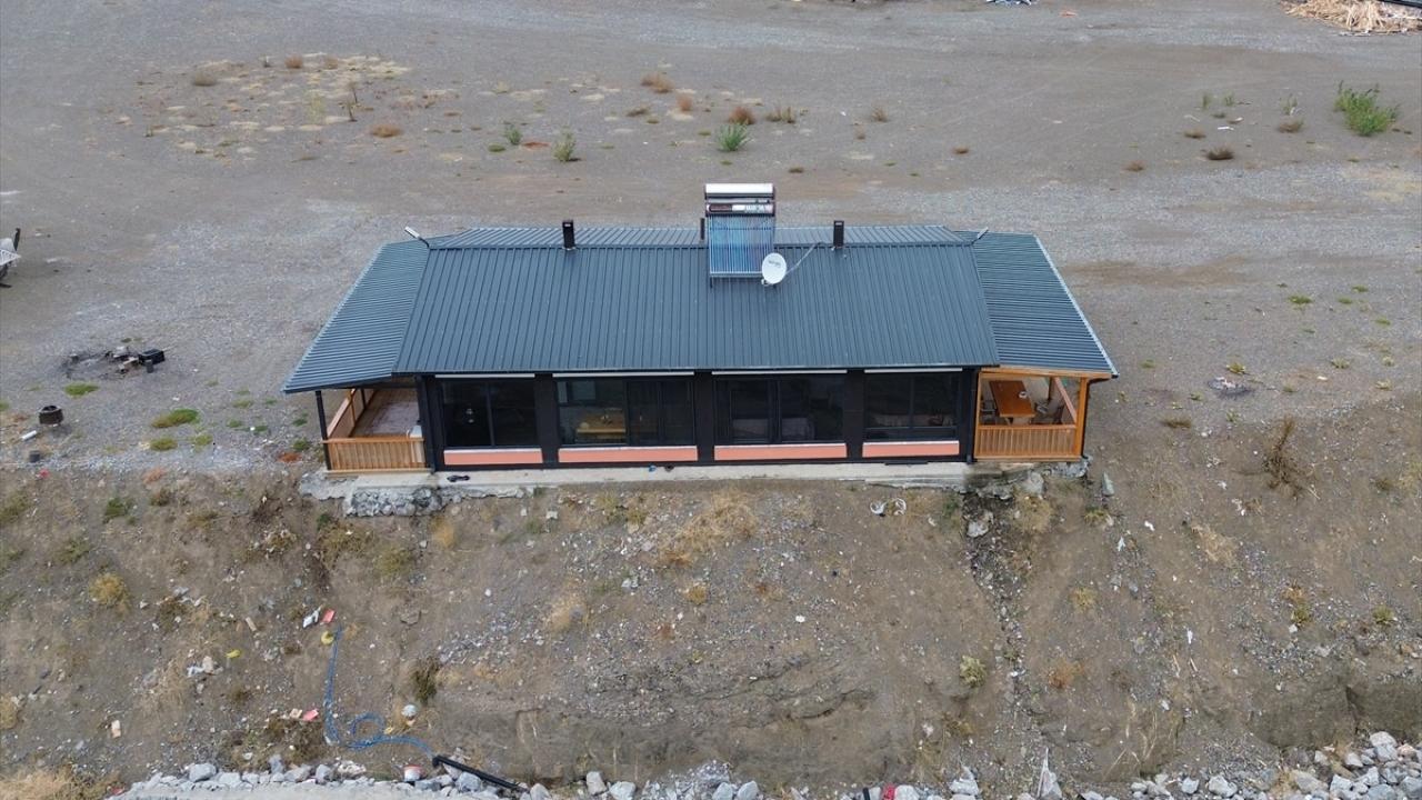 Devlet desteğiyle köyüne yatırım yapan iş insanı bungalov ev üretiyor