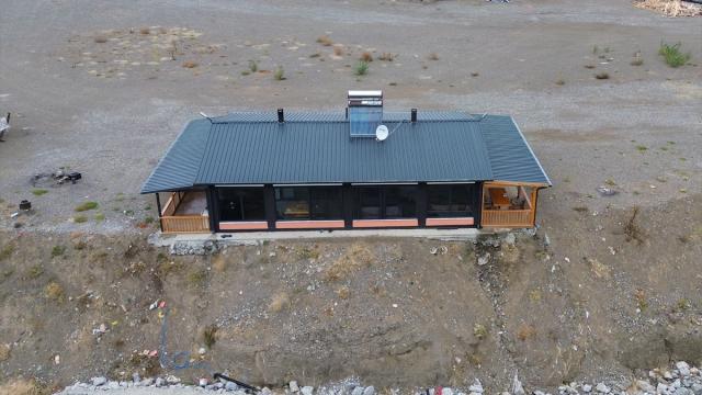 Devlet desteğiyle köyüne yatırım yapan iş insanı bungalov ev üretiyor