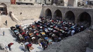 İsrail saldırılarında yıkıma uğrayan Büyük Ömer Camii'nde cuma namazı kılındı