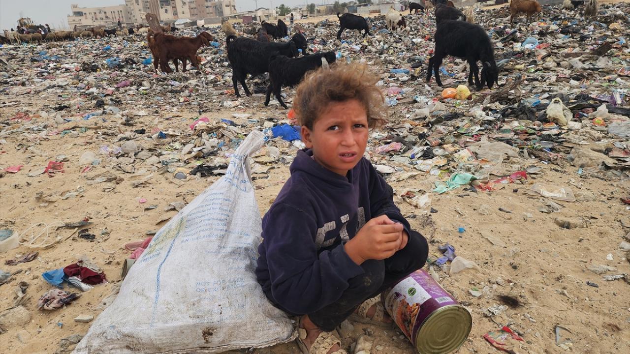 Gazze'de çocuklar, gıda ve temel ihtiyaç malzemeleri bulmak için çöp yığınlarını arıyor