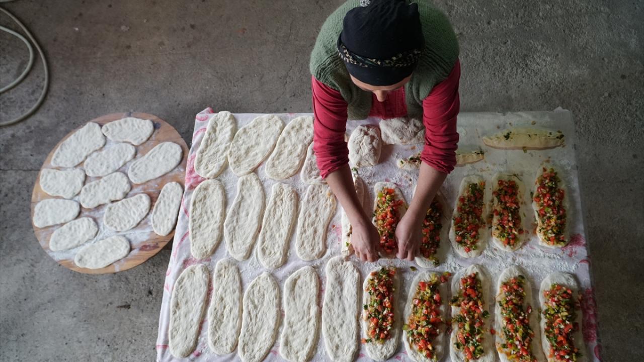 Çorum'da köylüler pidelerini taş fırınlarda pişirme geleneğini sürdürüyor