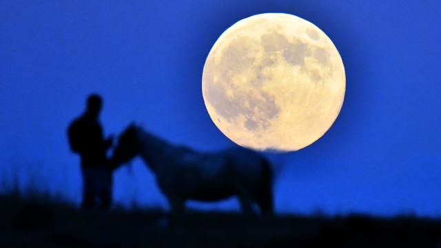 Dolunay gökyüzünde güzel görüntüler oluşturdu