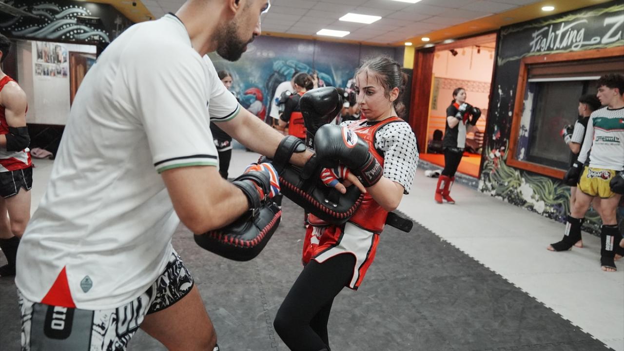 Filistinli Muaythai sporcusu genç kız, kazandığı altın madalyayı Gazze'ye armağan etti