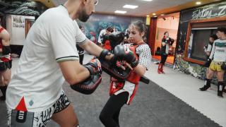Filistinli Muaythai sporcusu genç kız, kazandığı altın madalyayı Gazze'ye armağan etti