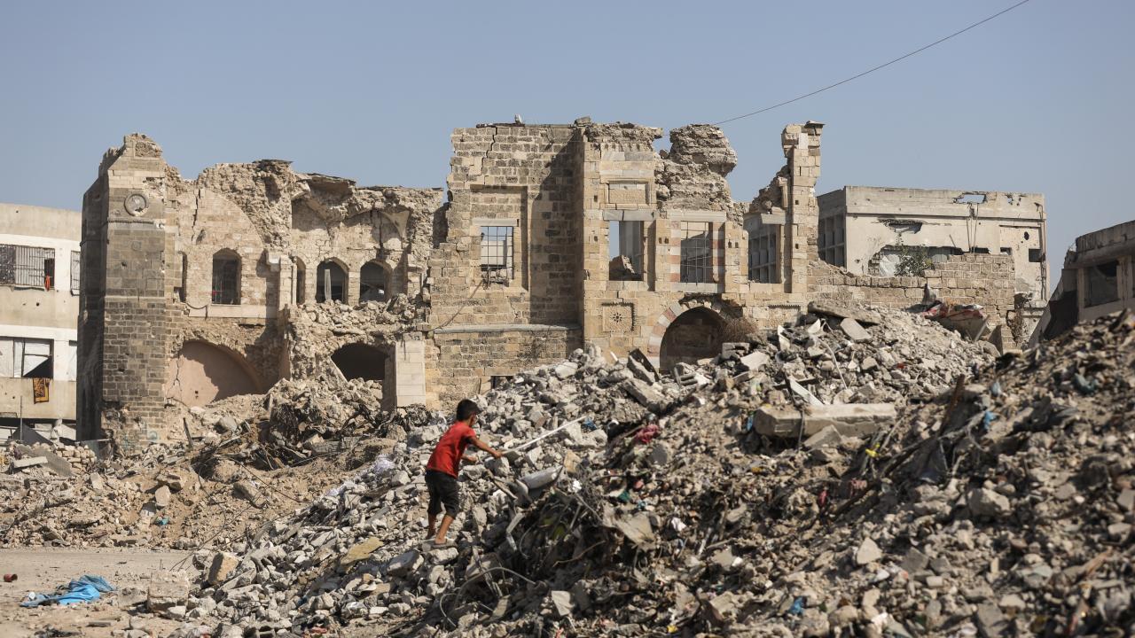 İsrail saldırıları, Gazze'de yaklaşık 1400 yıllık Büyük Ömeri Camisini "yıkıntıya" çevirdi