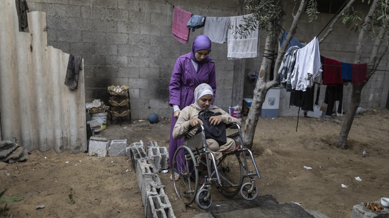 Gazzeli 16 yaşındaki Şirin, İsrail saldırısında ailesini ve iki bacağını kaybetti