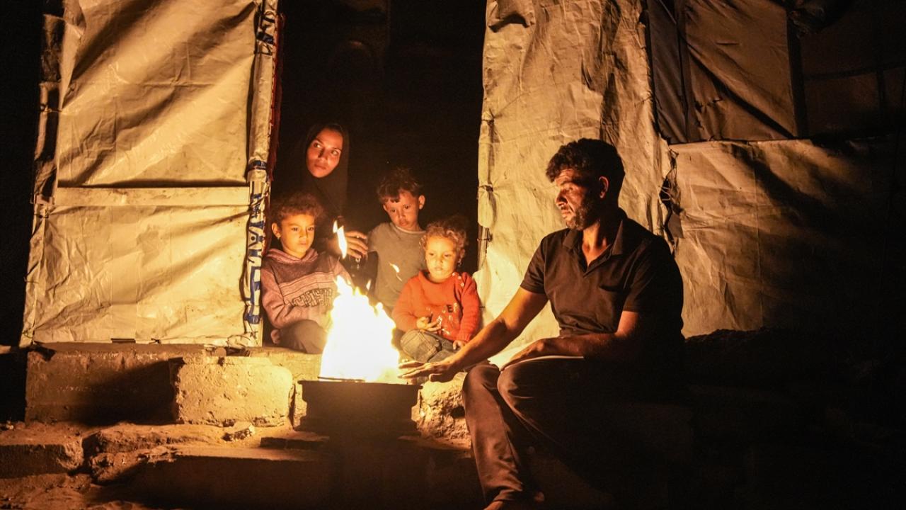 Gazze’de iki yılın ardından yaşam: Aileler ışık için ateşe sarılıyor