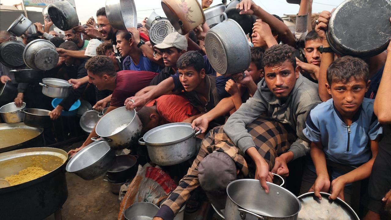 Gazze'de, Filistinlilere sıcak yemek dağıtıldı