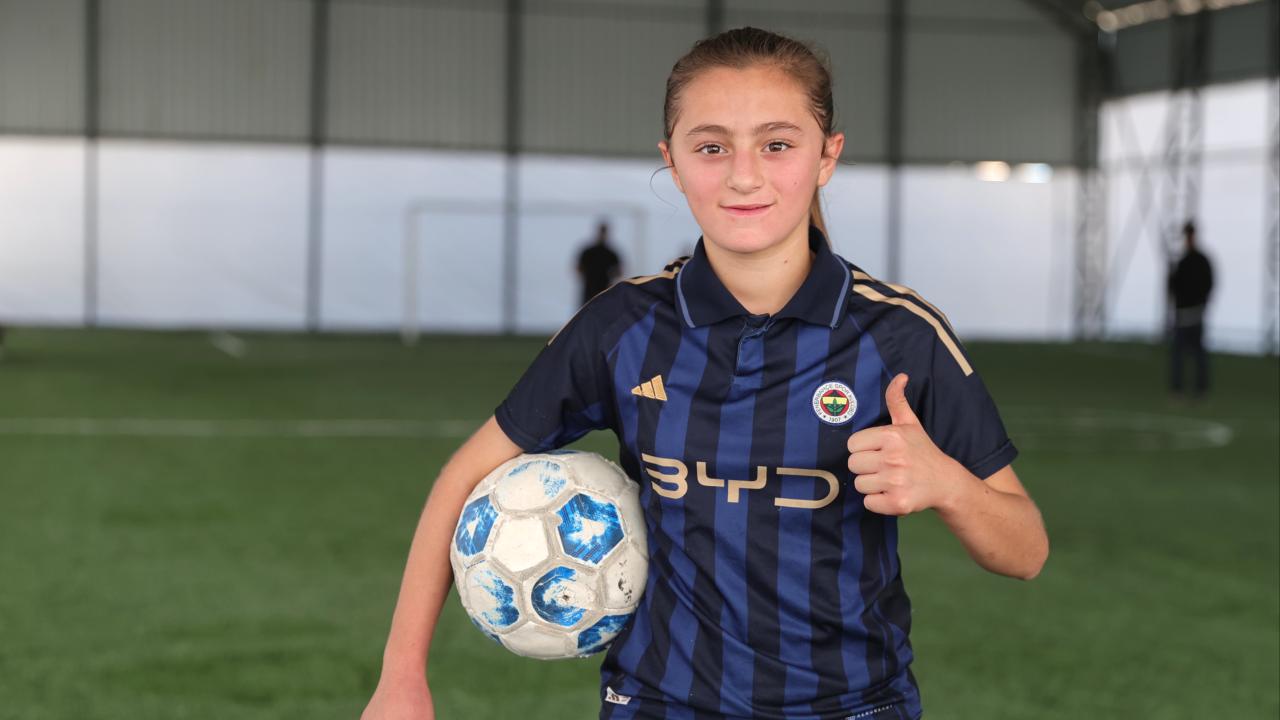 Hakkarili sarı fırtına lakaplı Gül Yıldız istedi, mezraya halı saha yapıldı