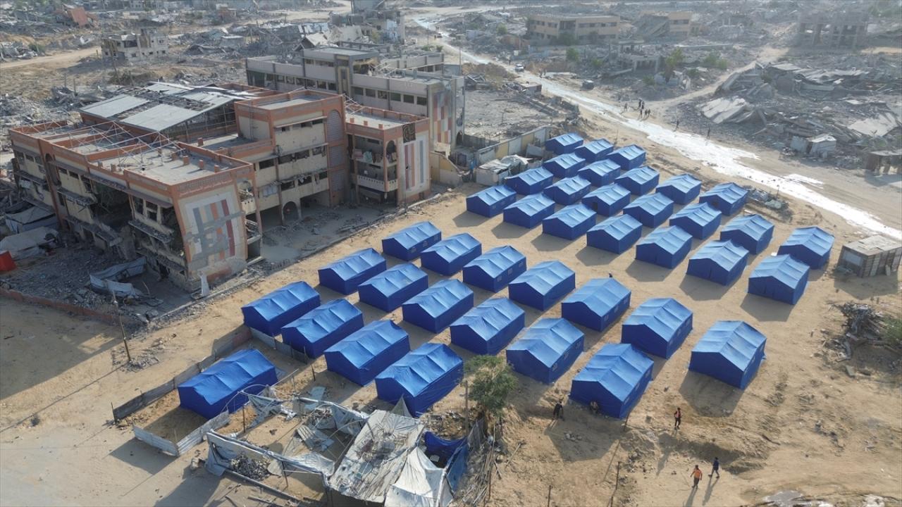 Han Yunus'ta bir hayır kurumu tarafından Filistinliler için çadır kent kuruldu