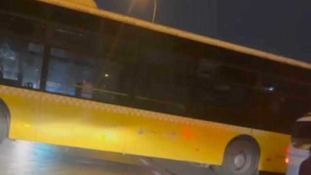 Dönüş yapmak isteyen İETT yolda sıkıştı