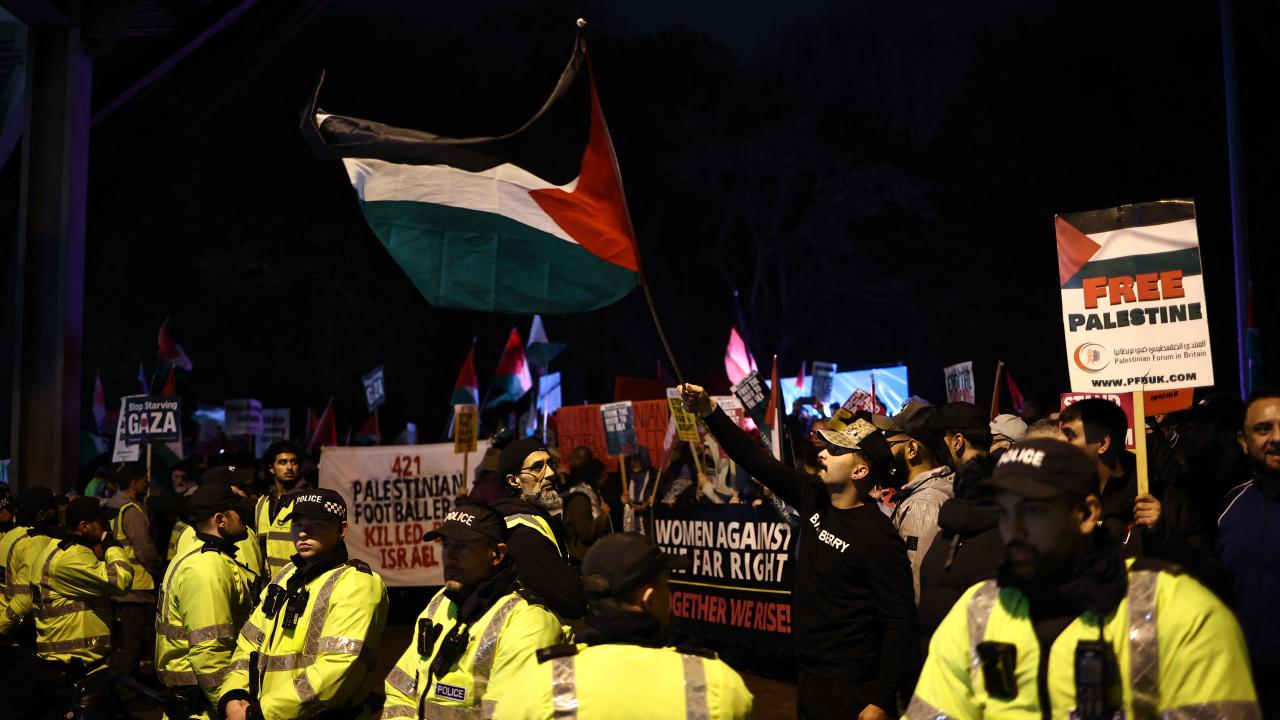 Binlerce kişi katil İsrail'in futboldan men edilmesi için İngiltere'de toplandı