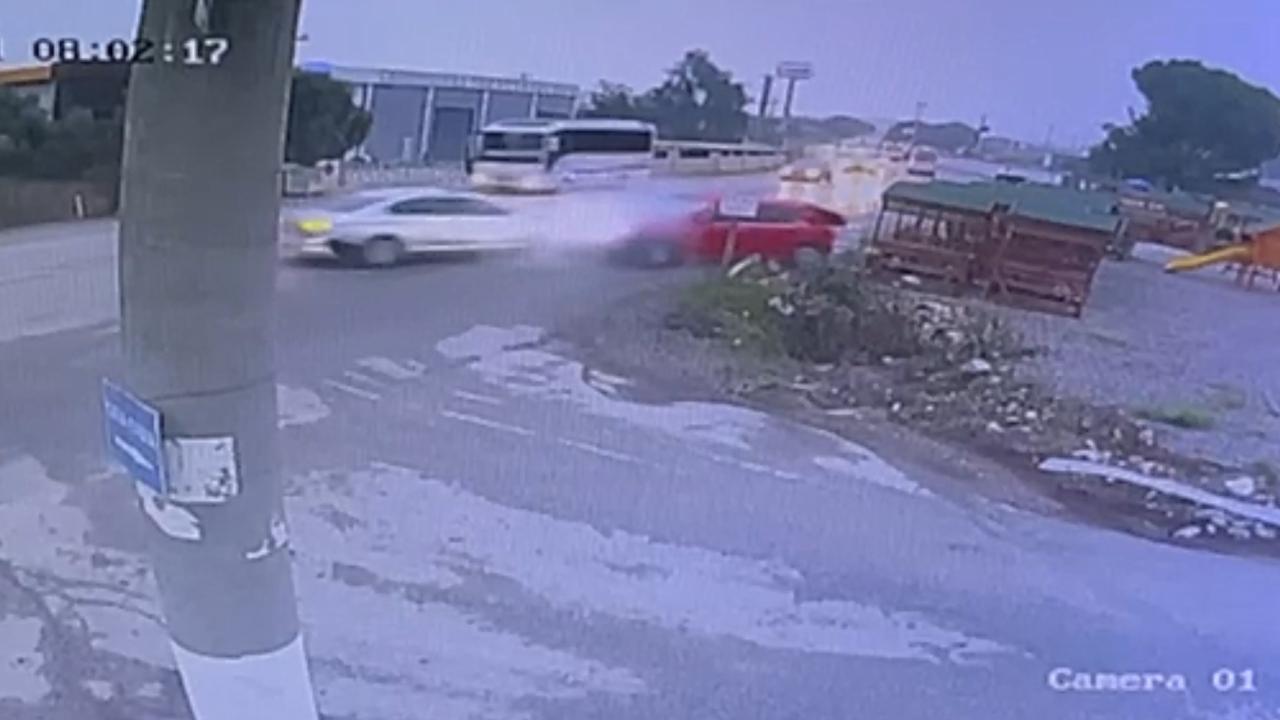 İzmir’de iki otomobil çarpıştı: 2 ölü, 4 yaralı