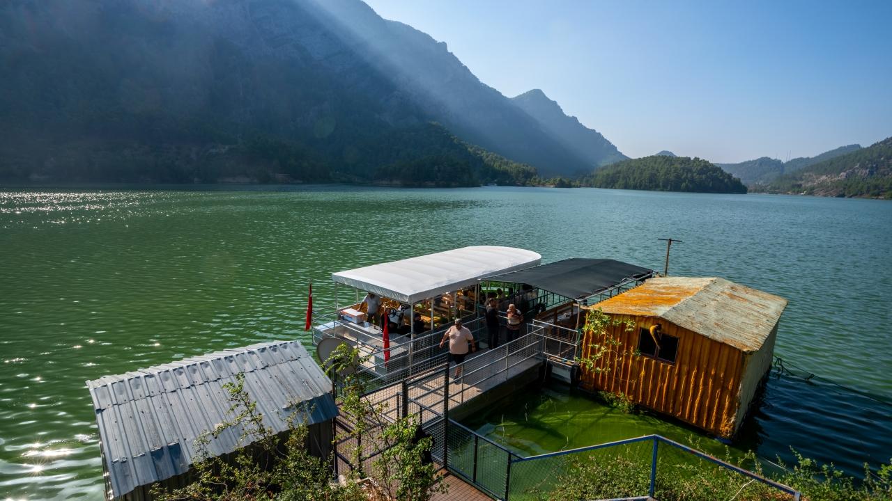 Doğaseverler Karacaören 2 Baraj Gölü'nü tekneyle geziyor