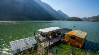 Doğaseverler Karacaören 2 Baraj Gölü'nü tekneyle geziyor