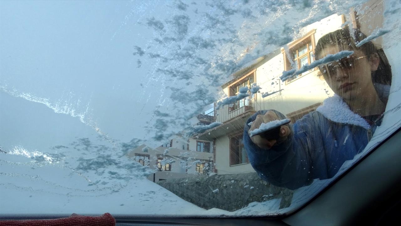 Kars’ta soğuk hava ve kırağı etkili oldu