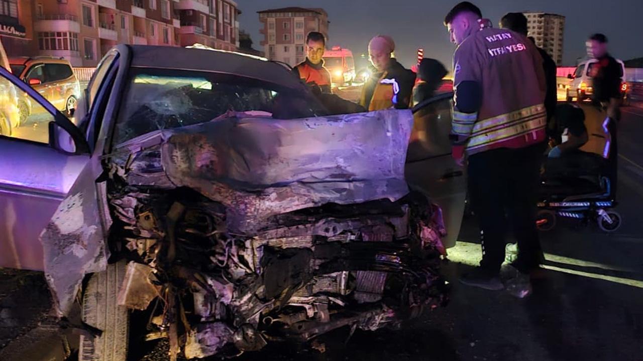 Hatay’da otomobil ile minibüs çarpıştı: 11 yaralı
