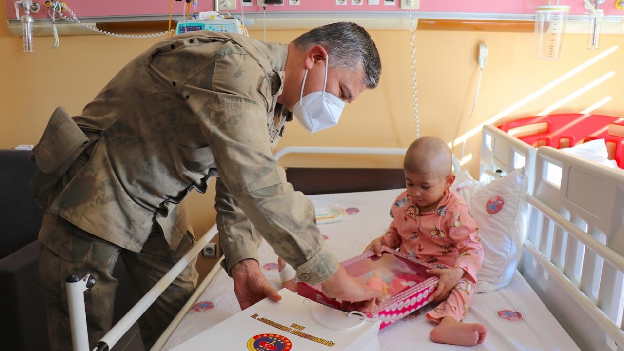 Lösemiyle savaşan çocuklara jandarmadan sevgi dolu sürpriz