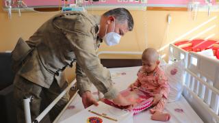 Lösemiyle savaşan çocuklara jandarmadan sevgi dolu sürpriz