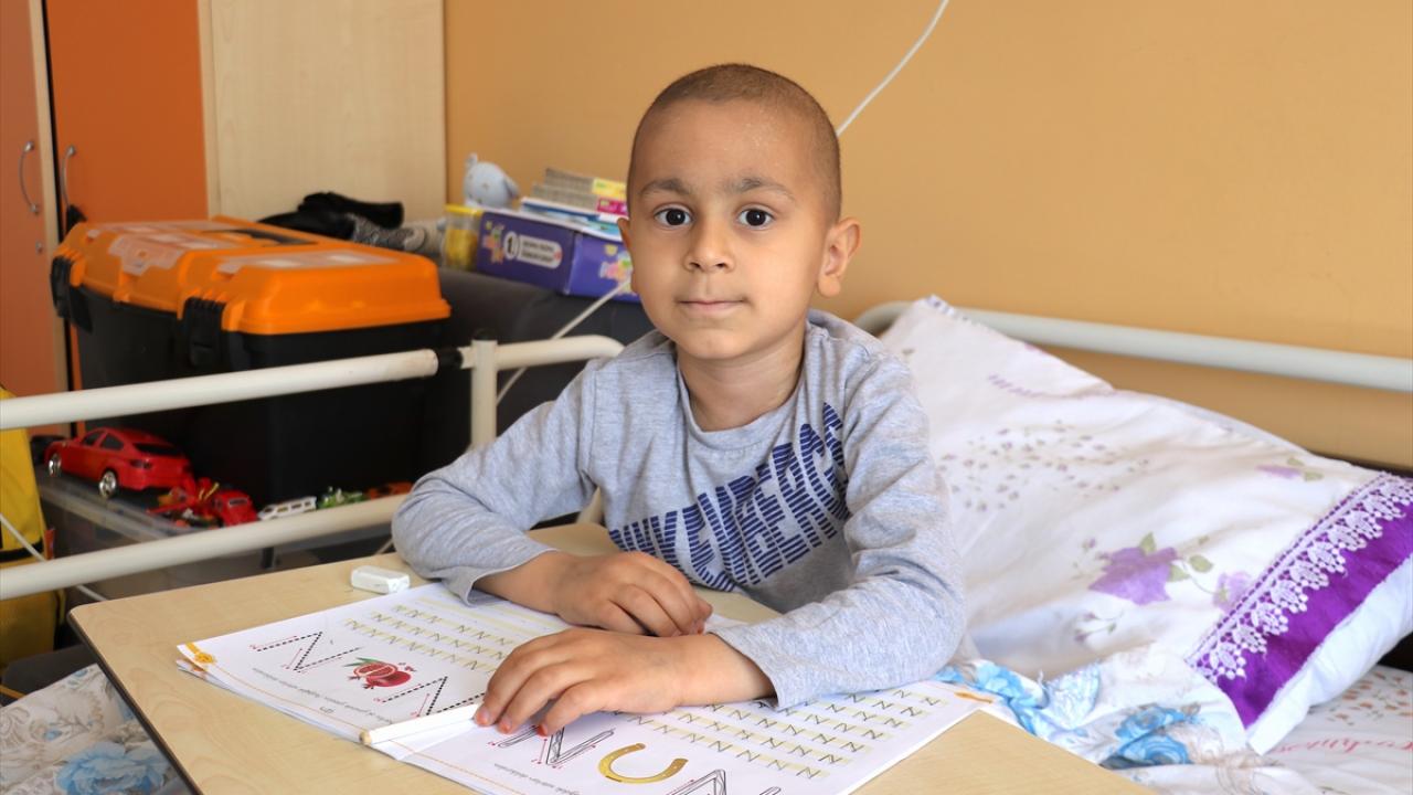 Minik Muhammed, lösemiyle mücadele ederken öğretmenlerinin desteğiyle derslerinden geri kalmıyor