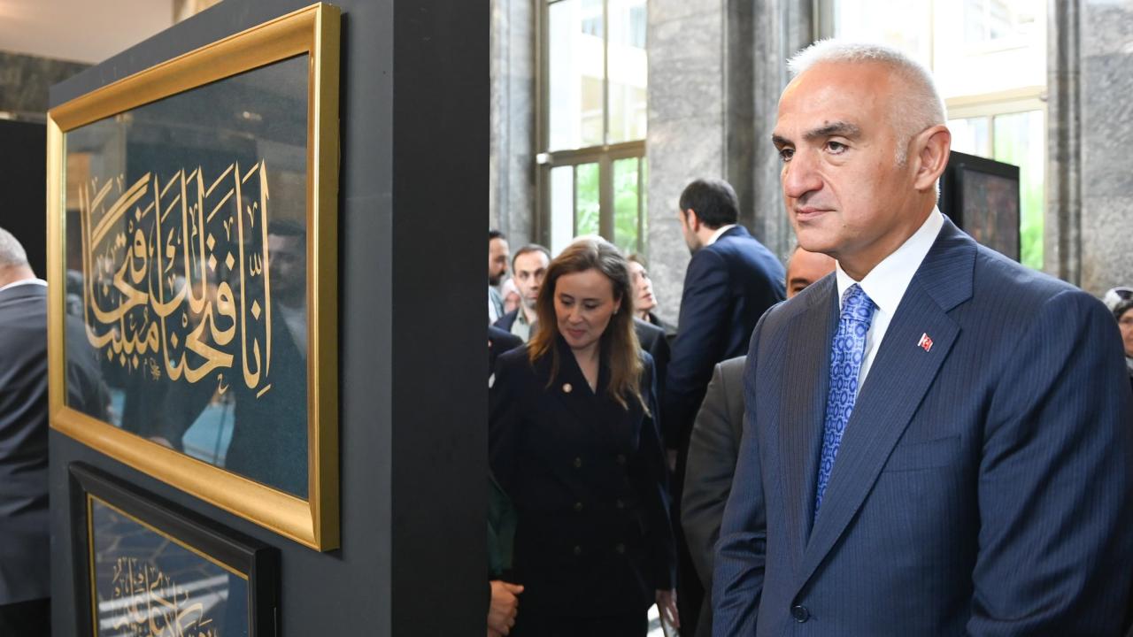 Bakan Ersoy, TBMM’deki Hilalin Işığında sergisini gezdi