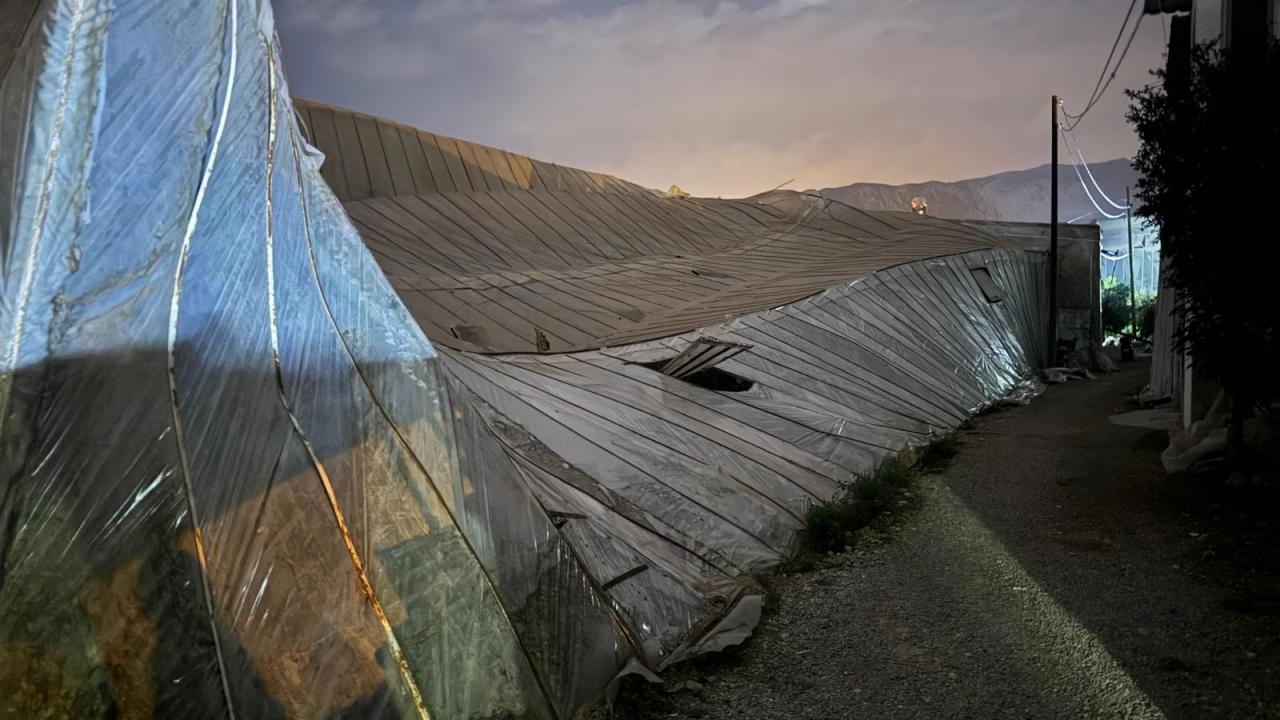 Mersin'de hortum: Seralar zarar gördü