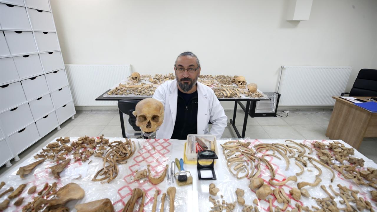 Malazgirt'teki kazılarda çıkarılan insan iskeletlerinin sırrı antropoloji laboratuvarında araştırılıyor