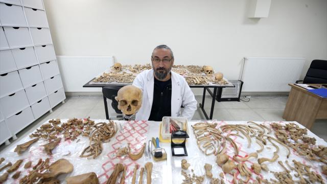 Malazgirt'teki kazılarda çıkarılan insan iskeletlerinin sırrı antropoloji laboratuvarında araştırılıyor