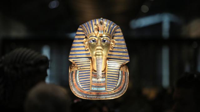 Büyük Mısır Müzesi'nde Tutankamon'un altından yapılmış tabutu sergilendi