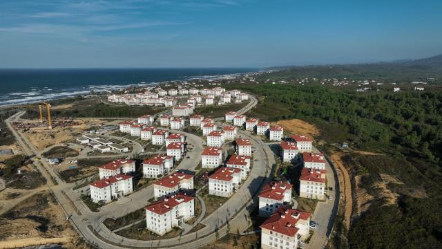 Bakan Kurum, Sakarya'da TOKİ ile ev sahibi olan vatandaşların görüntülerini paylaştı