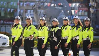 Kadın trafik polisleri İzmir'in yollarında düzen ve güven sağlıyor