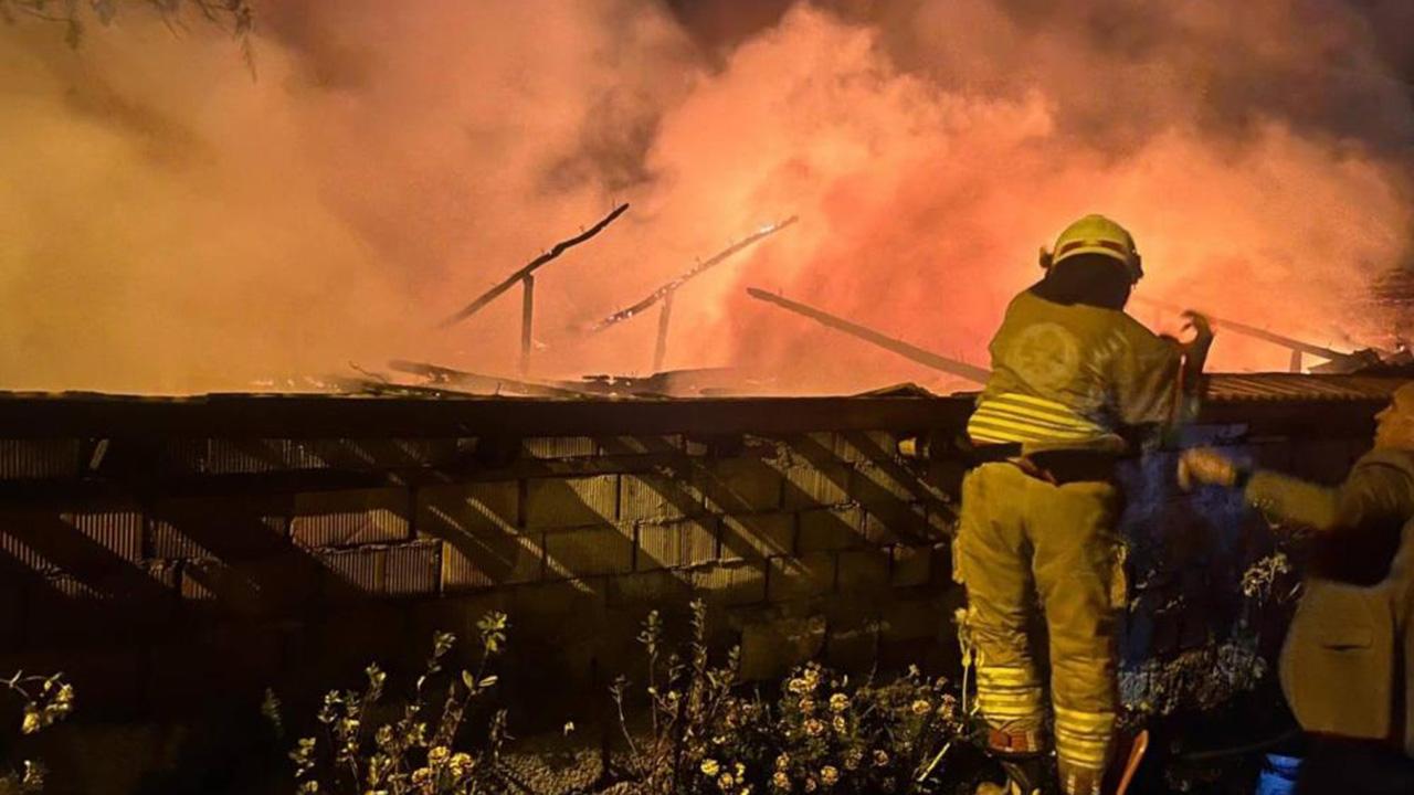 Müstakil evde çıkan yangın bitişikteki eve sıçradı, 2 ev küle döndü