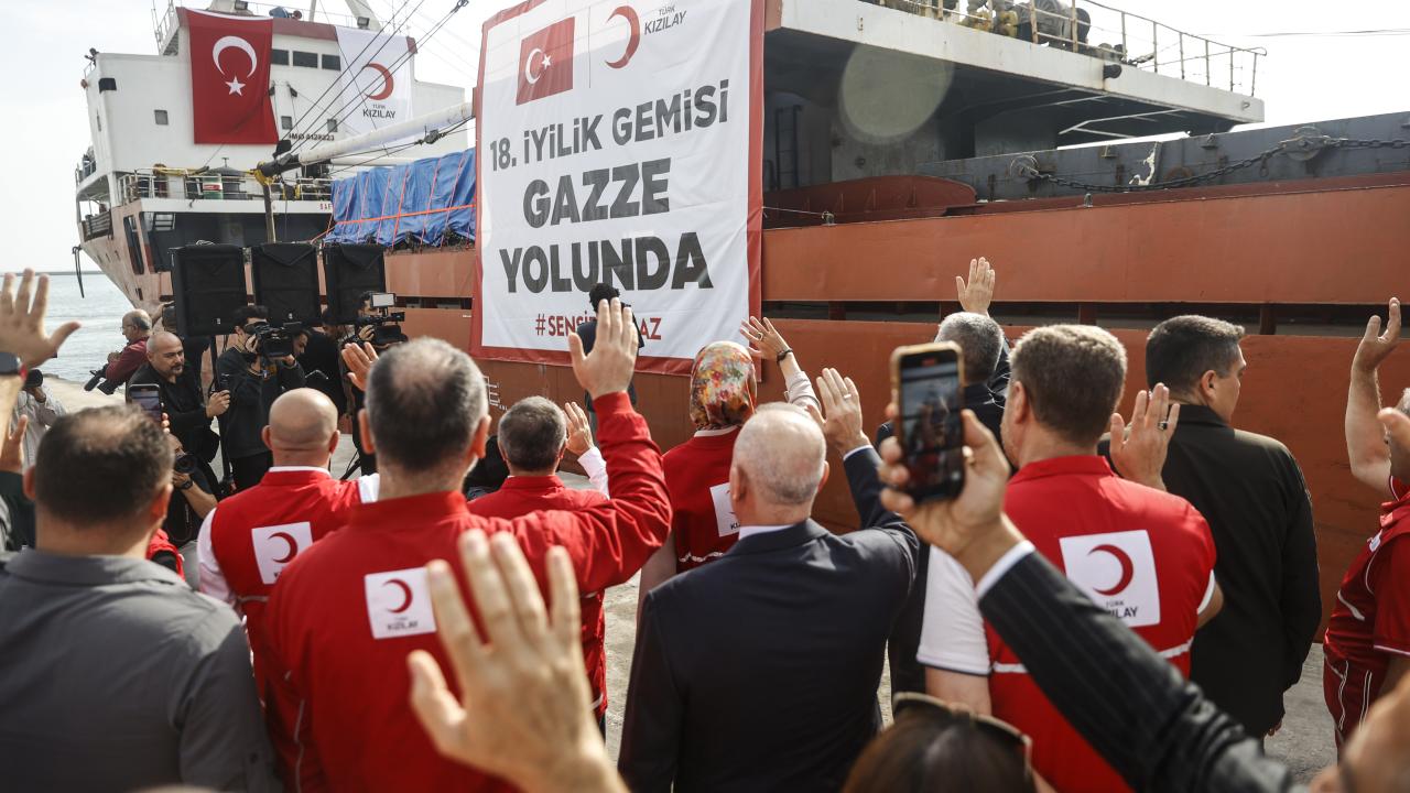 Gazze'ye yardım taşıyan 18. "İyilik Gemisi" Mersin Limanı'ndan uğurlandı