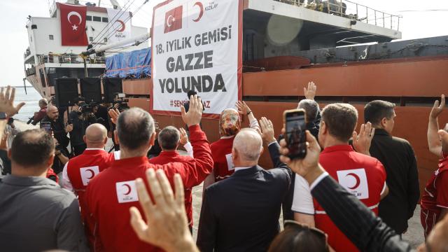 Gazze'ye yardım taşıyan 18. "İyilik Gemisi" Mersin Limanı'ndan uğurlandı