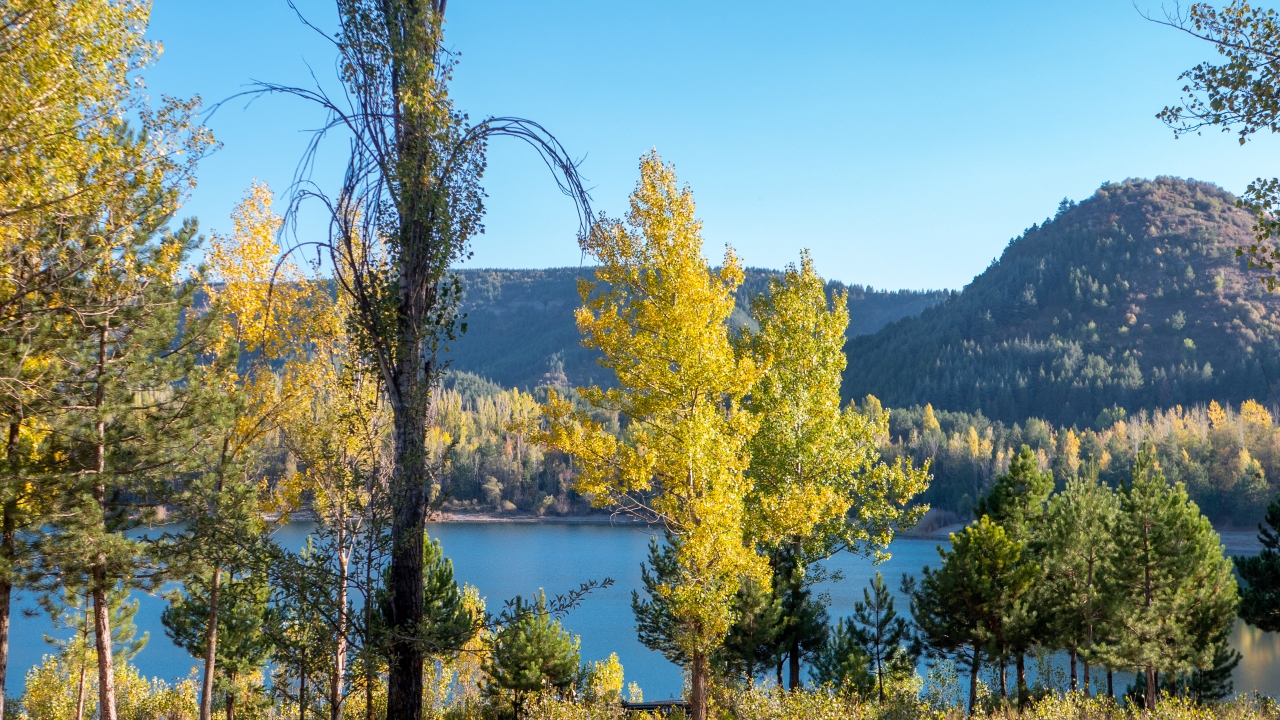 Gölcük Tabiat Parkı'nda sonbahar güzelliği