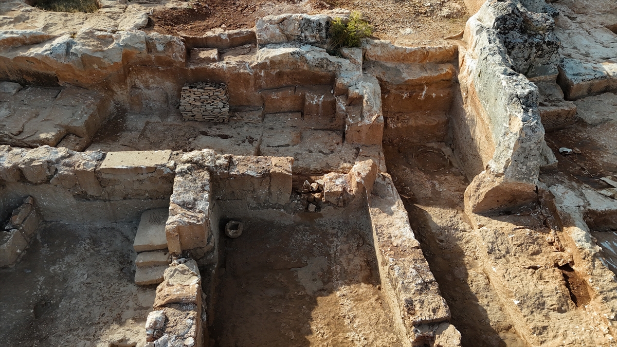 Tandır ve odalar yapının konut niteliğini gösterdi