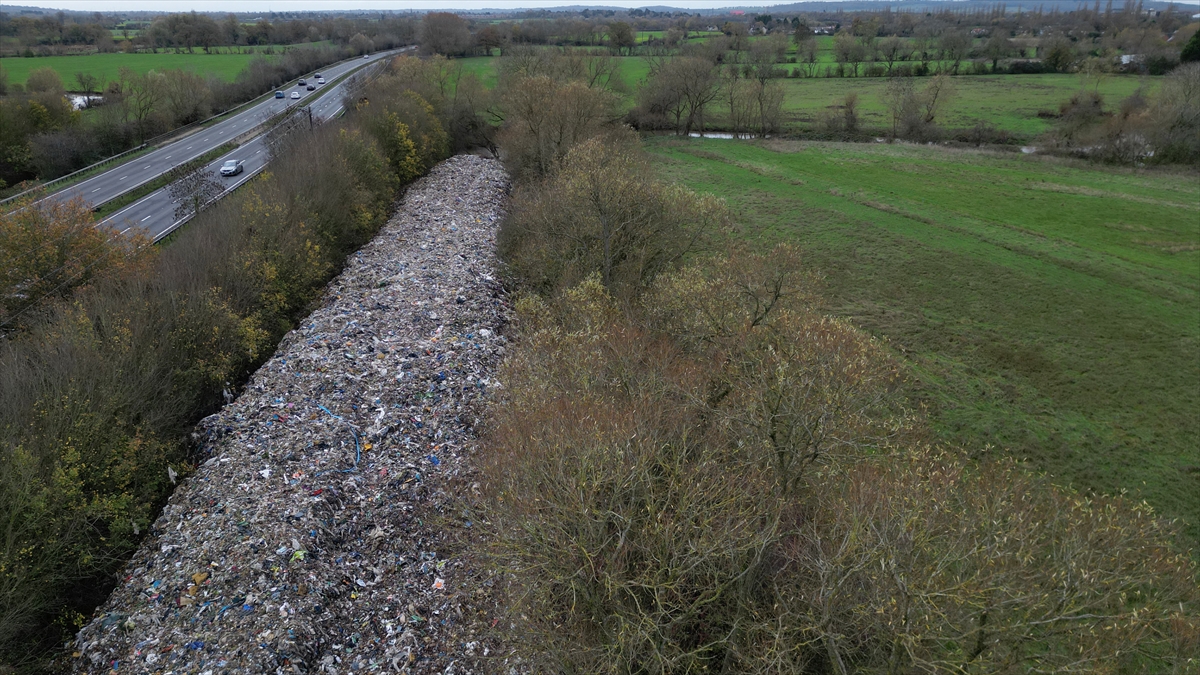 İngiltere'nin Oxfordshire bölgesinde bir araziye yüzlerce ton kaçak atık döküldü